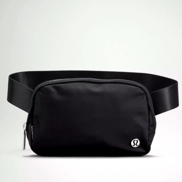 Lululemon Everywhere Belt Bag in Classic Timeless Black Silver logo NWT - Picture 3 of 4